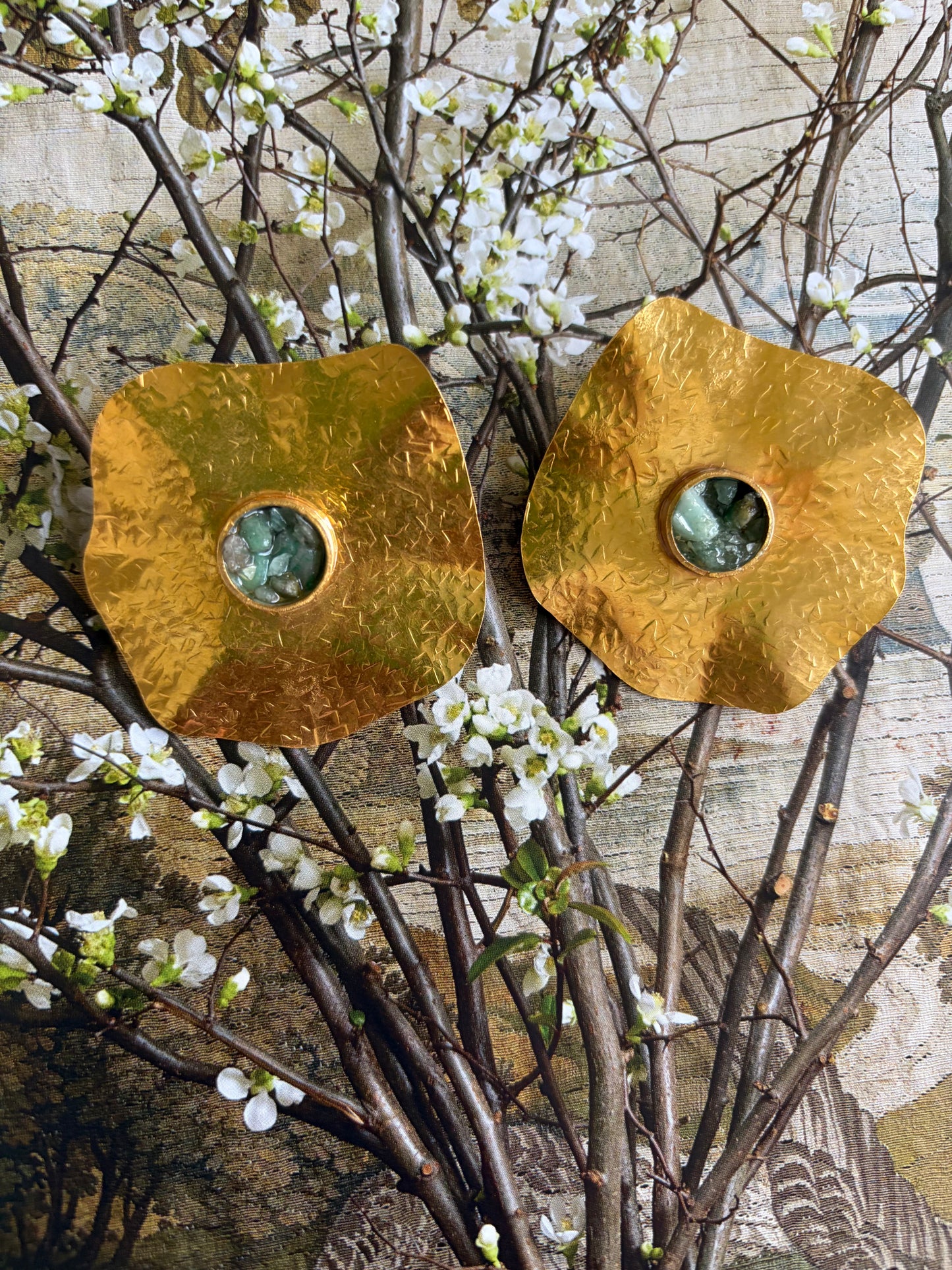 Hammered Gold Wavy Disc Earrings with Raw Emerald Cluster Center