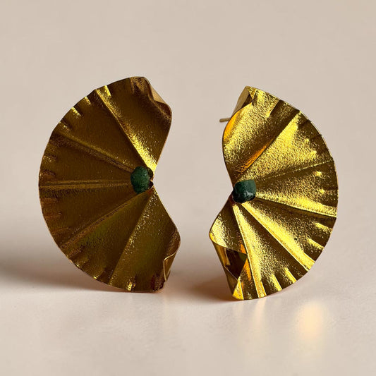 Semi-fan raw emerald