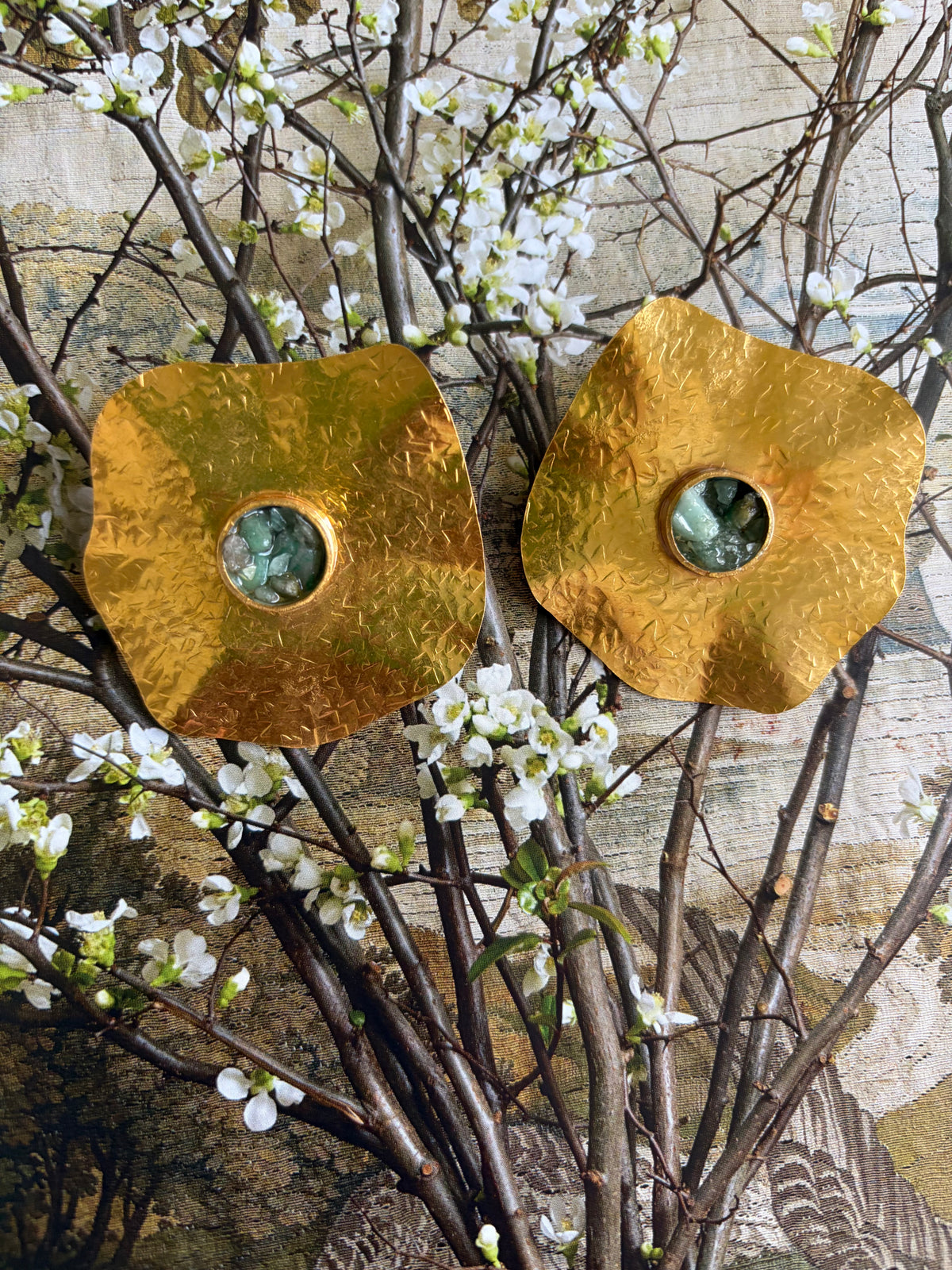 Hammered Gold Wavy Disc Earrings with Raw Emerald Cluster Center